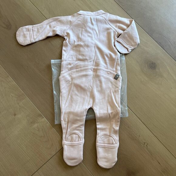 NWT Goumi Kids Rose Baby Footie SZ 0-3mo Pink Bamboo Zippy Sleeper Girls - Picture 2 of 3